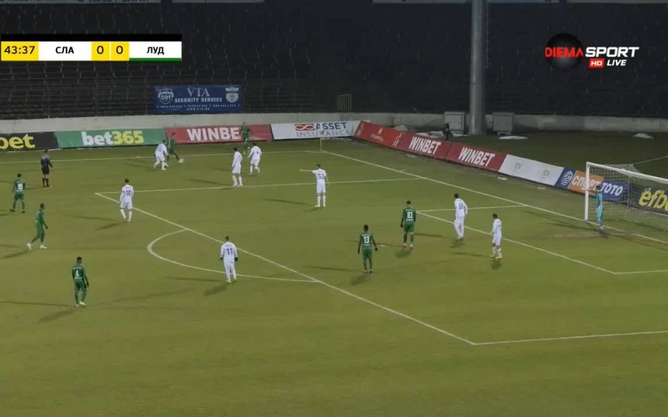 Отборът на Лудогорец надви Славия с 2:0 в двубой от
