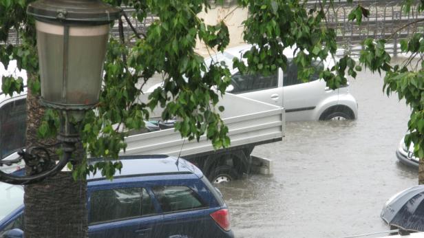 Мощна буря наводни Истанбул