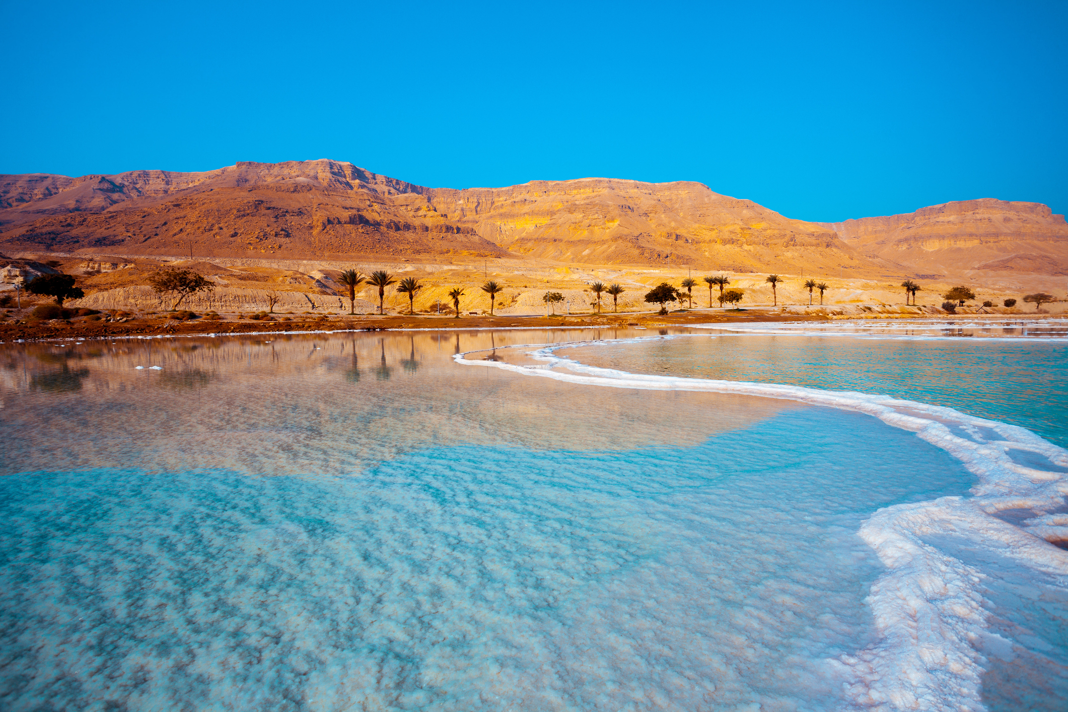 <p><strong>Мъртво море умира</strong></p>

<p>Мъртво море е най-дълбоката достъпна точка на Земята: 420 метра под морското равнище. То е известно със своите лечебни свойства от хилядолетия. Но уникалното солено езеро бавно изсъхва. Добивът на питейна вода от вливането на Йордан от страна на Израел и Йордания води до спад в нивото на север с около един метър годишно. Канал към Червено море би помогнал, но това решение има не само привърженици.</p>