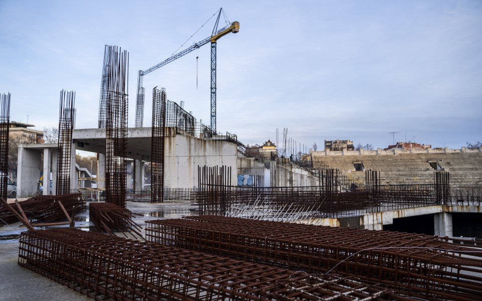 Вече стартира реконструкцията на стадион "Христо Ботев". Ремонтните дейности в