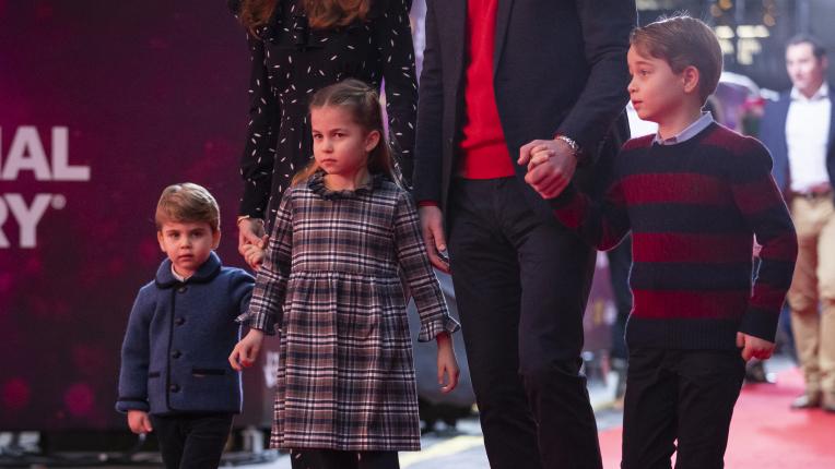 Кейт, Уилям и трите им деца на червения килим