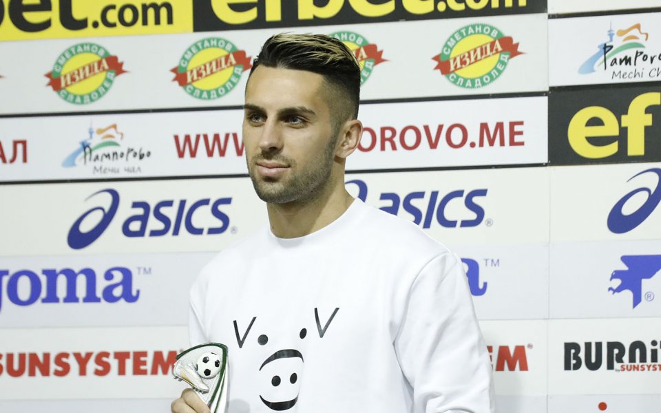 Футболистът на Арда Кърджали Иван Коконов получи наградата си за