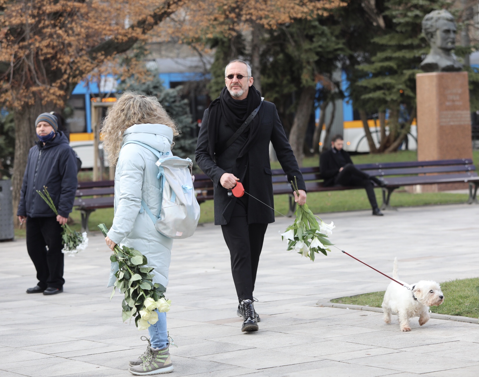 На поклонението в столичния храм Свети Седмочисленици да изпратят музиканта дойдоха много негови приятели, колеги музиканти, актьори, както и почитатели на песните на емблематичната българска група.