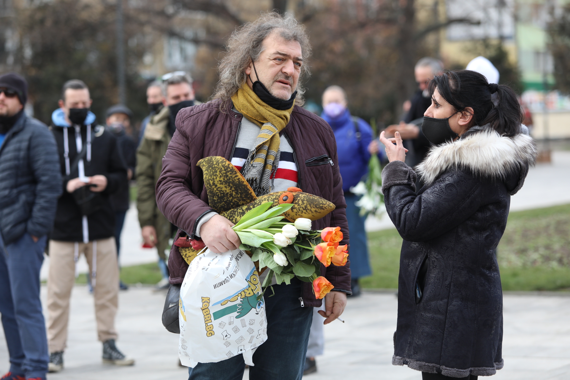 На поклонението в столичния храм Свети Седмочисленици да изпратят музиканта дойдоха много негови приятели, колеги музиканти, актьори, както и почитатели на песните на емблематичната българска група.