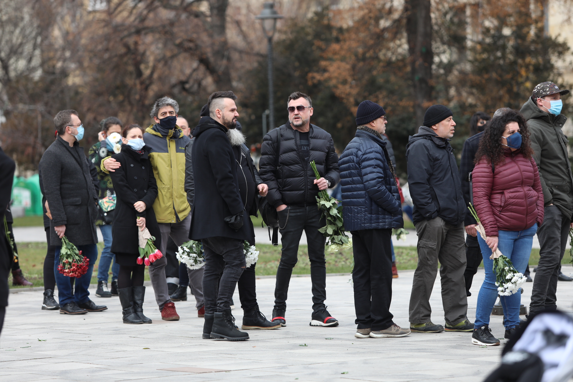 На поклонението в столичния храм Свети Седмочисленици да изпратят музиканта дойдоха много негови приятели, колеги музиканти, актьори, както и почитатели на песните на емблематичната българска група.