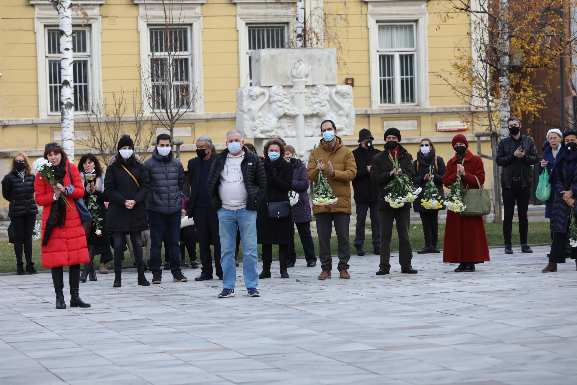 На поклонението в столичния храм Свети Седмочисленици да изпратят музиканта дойдоха много негови приятели, колеги музиканти, актьори, както и почитатели на песните на емблематичната българска група.