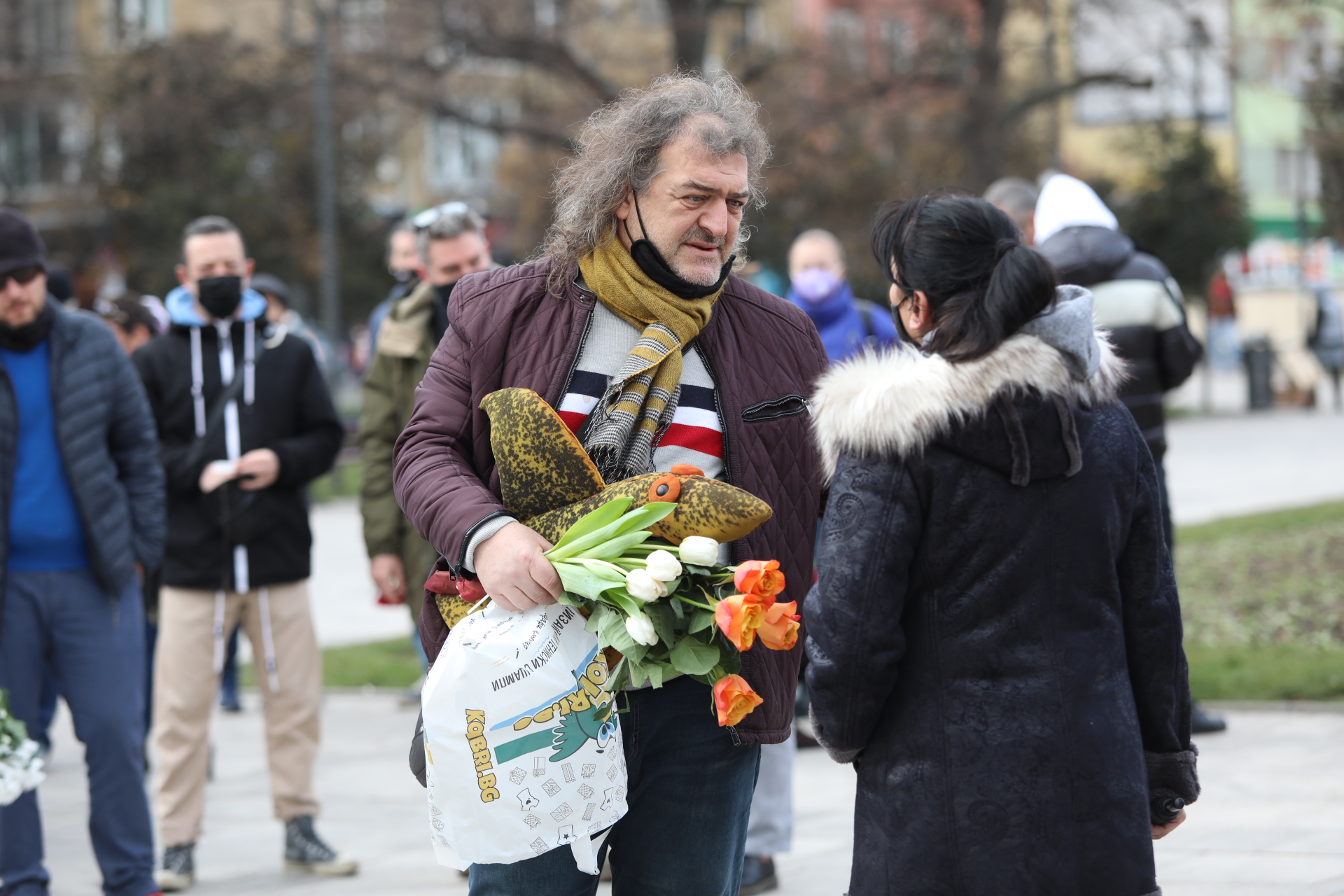 На поклонението в столичния храм Свети Седмочисленици да изпратят музиканта дойдоха много негови приятели, колеги музиканти, актьори, както и почитатели на песните на емблематичната българска група.