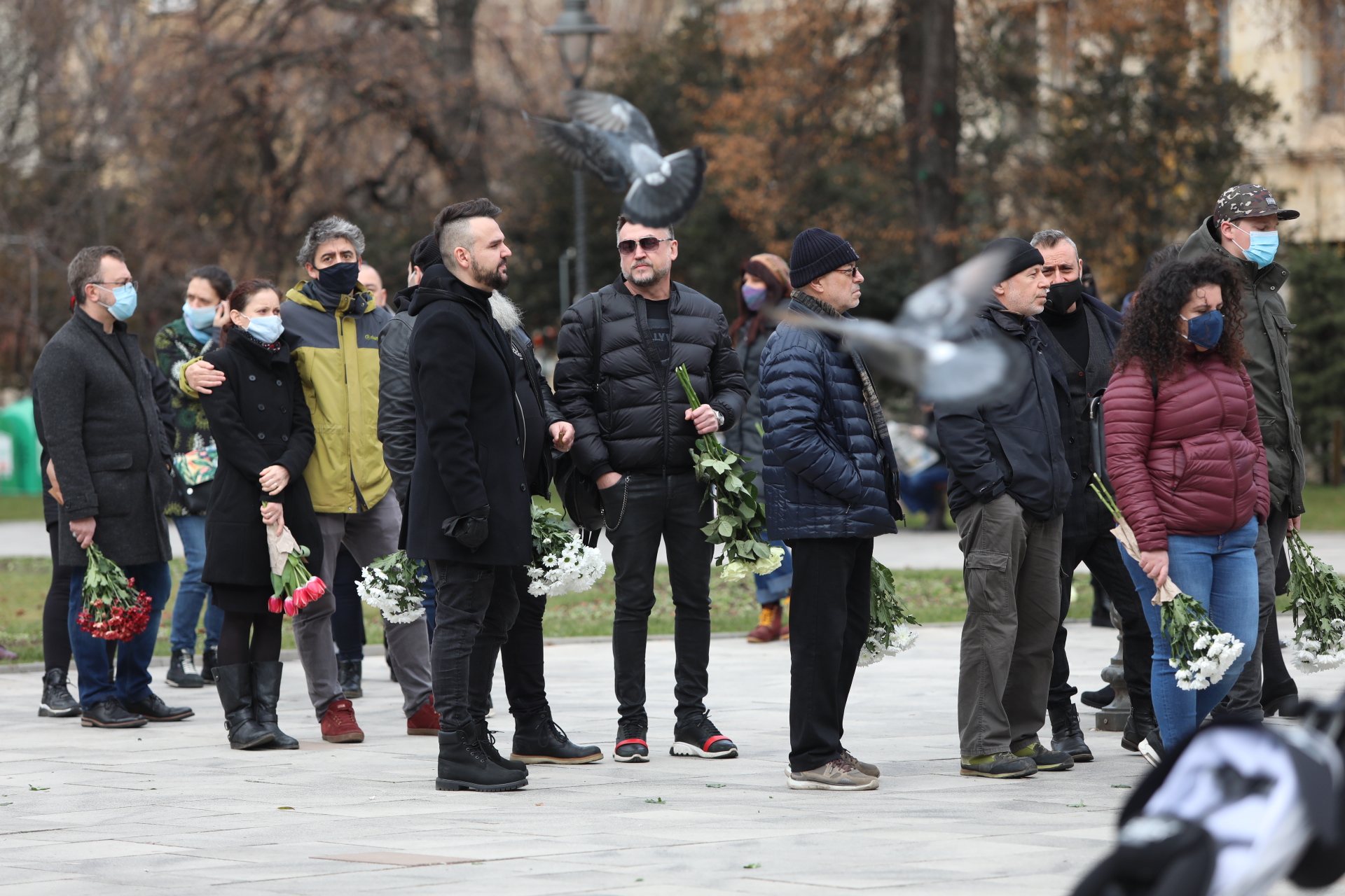 На поклонението в столичния храм Свети Седмочисленици да изпратят музиканта дойдоха много негови приятели, колеги музиканти, актьори, както и почитатели на песните на емблематичната българска група.