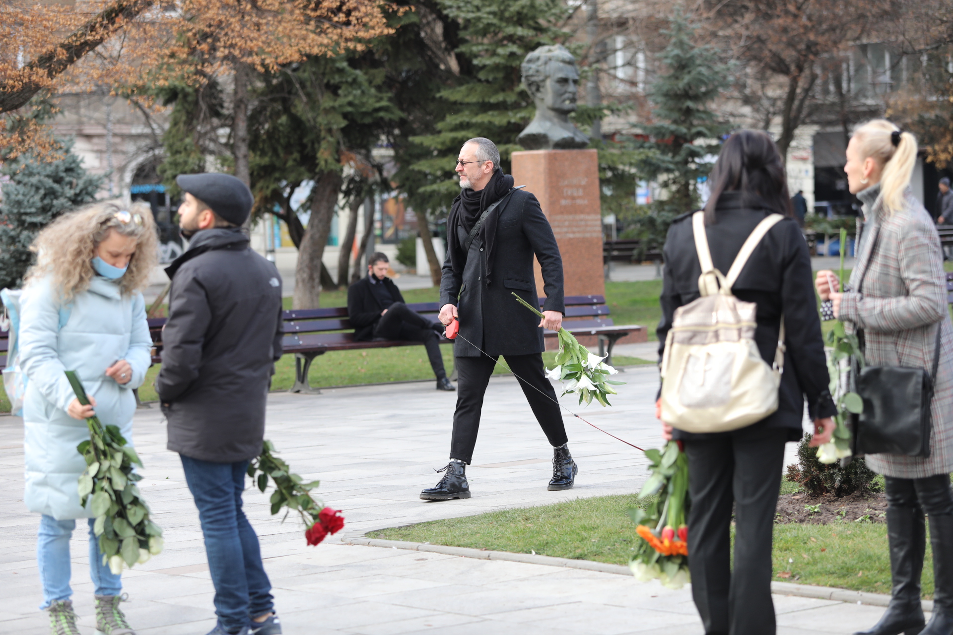 На поклонението в столичния храм Свети Седмочисленици да изпратят музиканта дойдоха много негови приятели, колеги музиканти, актьори, както и почитатели на песните на емблематичната българска група.