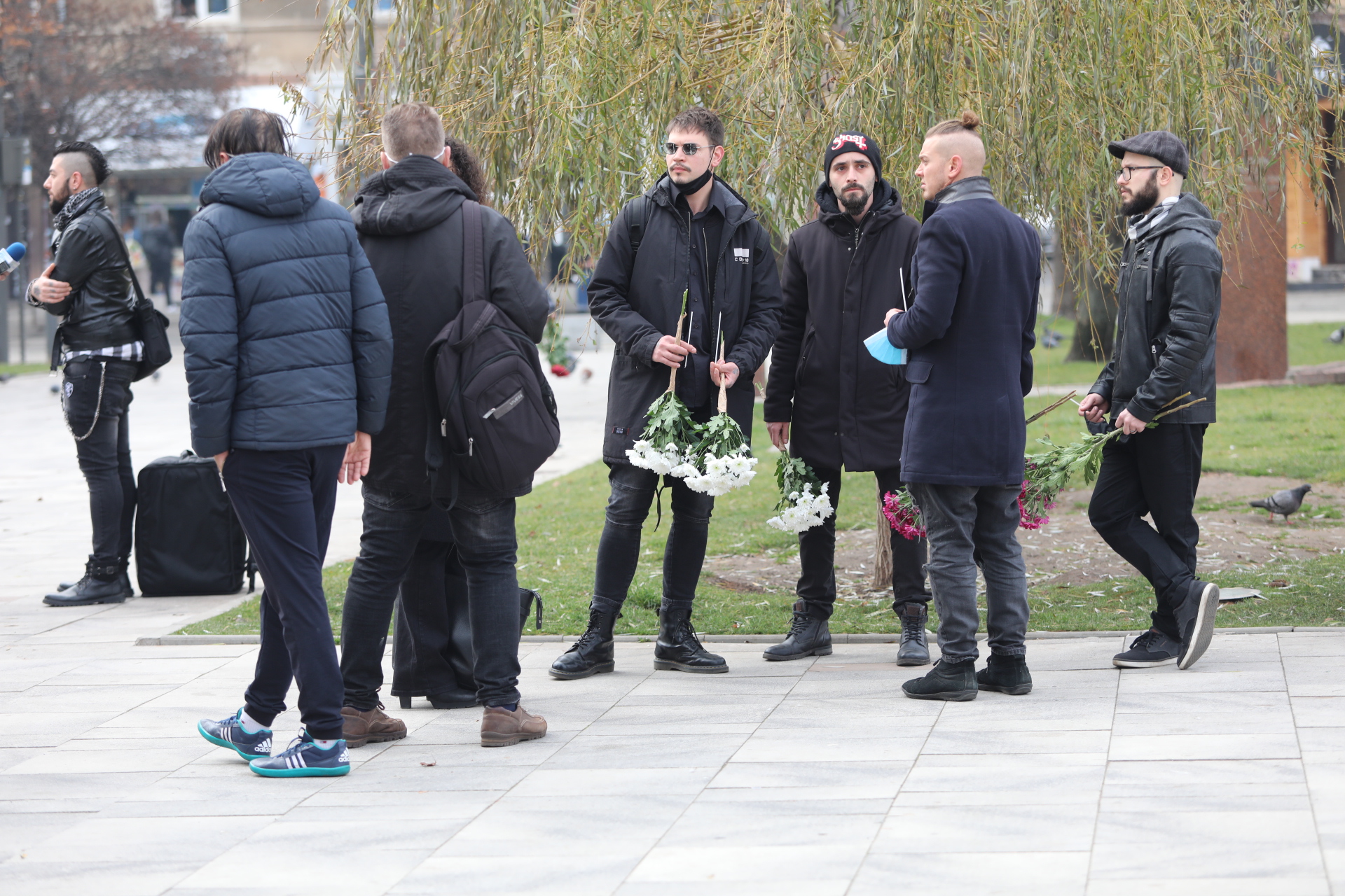 На поклонението в столичния храм Свети Седмочисленици да изпратят музиканта дойдоха много негови приятели, колеги музиканти, актьори, както и почитатели на песните на емблематичната българска група.