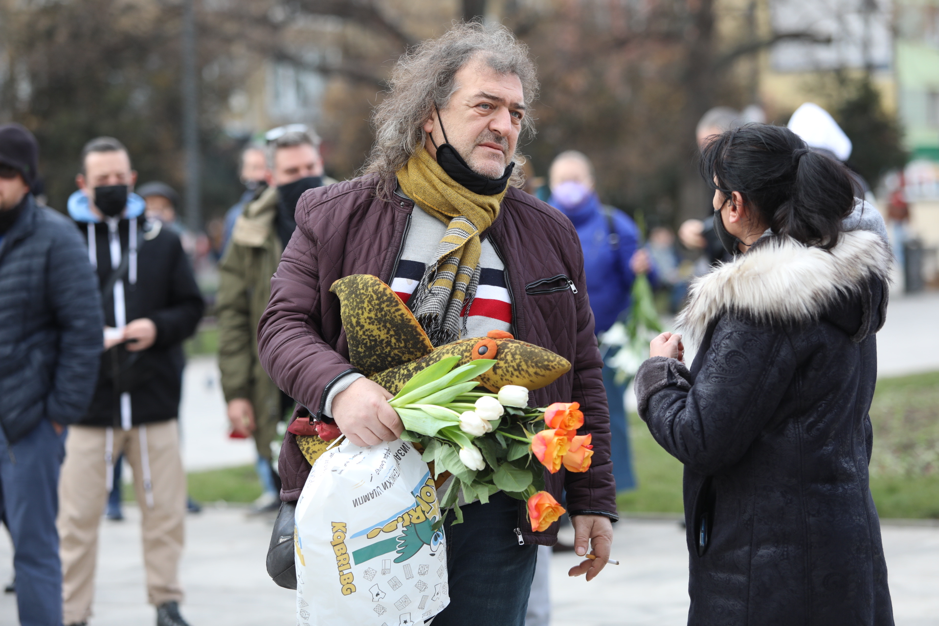 На поклонението в столичния храм Свети Седмочисленици да изпратят музиканта дойдоха много негови приятели, колеги музиканти, актьори, както и почитатели на песните на емблематичната българска група.