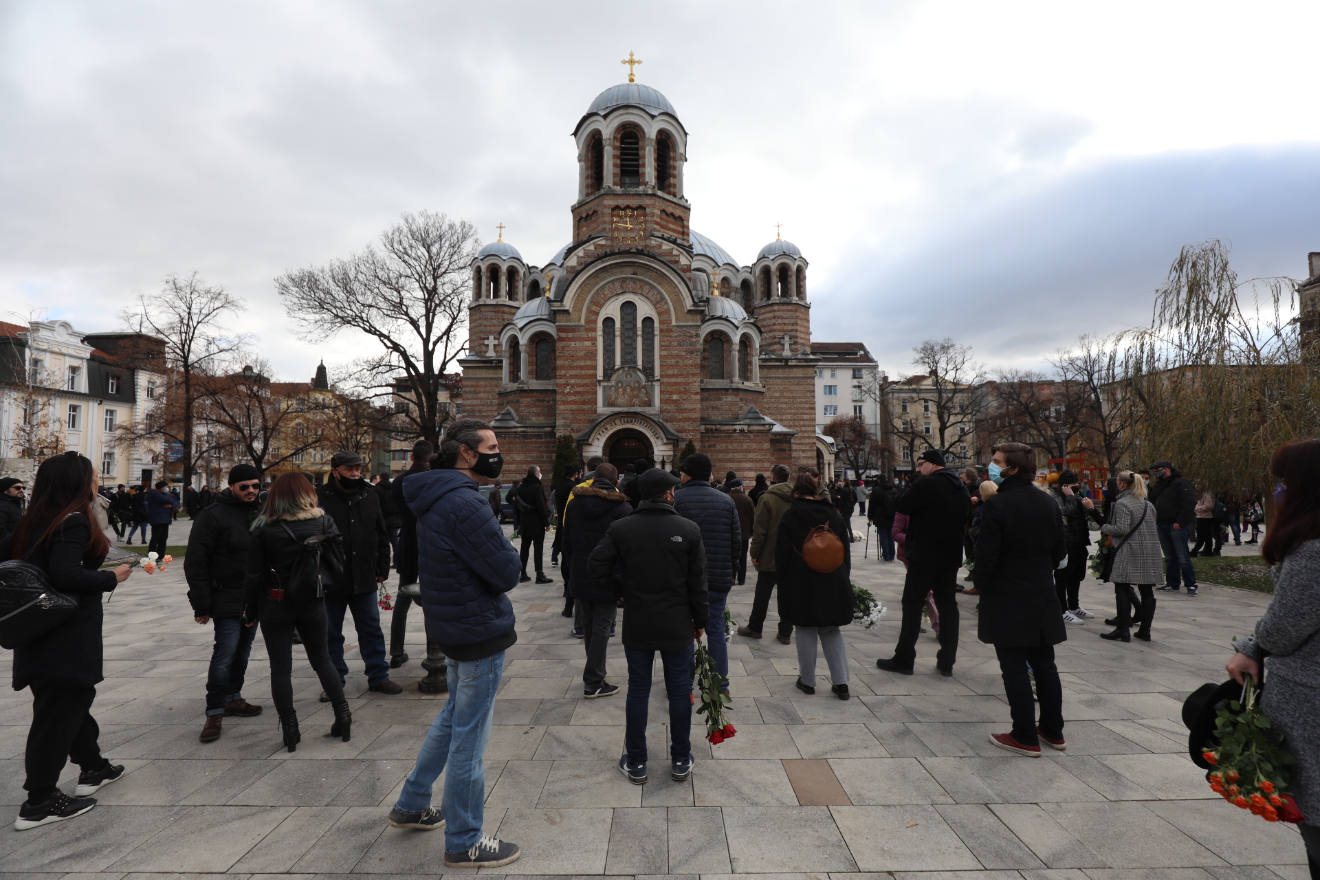 На поклонението в столичния храм Свети Седмочисленици да изпратят музиканта дойдоха много негови приятели, колеги музиканти, актьори, както и почитатели на песните на емблематичната българска група.