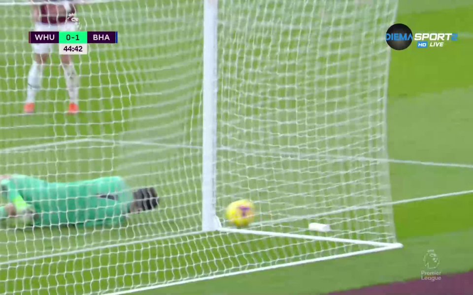 В 44-ата минута в наказателното поле Мупе отне от противников