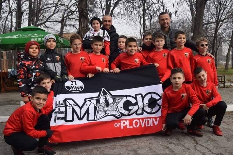 Момчил Цветанов и деца от ДЮШ на Локомотив Пловдив1