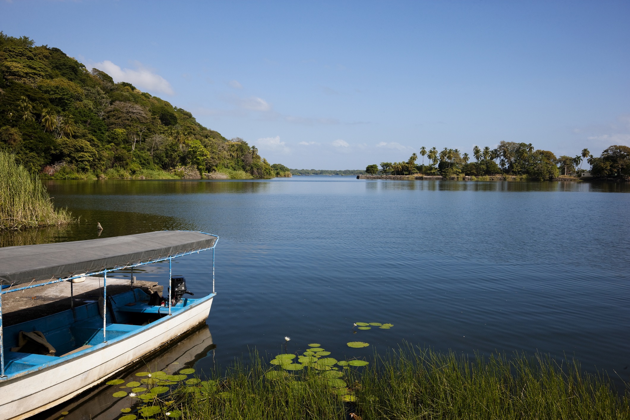 <p><strong>Край на идиличното езеро Никарагуа</strong></p>

<p>В бъдеще тук биха могли да се движат контейнеровози вместо лодки. Защото маршрутът на канала Никарагуа, който трябва да свързва Карибско море с Тихия океан, минава през средата на езерото Никарагуа. Десетки хиляди хора трябва да бъдат преместени. Еколозите се страхуват от опасности за цялата екосистема на езерото и за снабдяването на населението с питейна вода.</p>