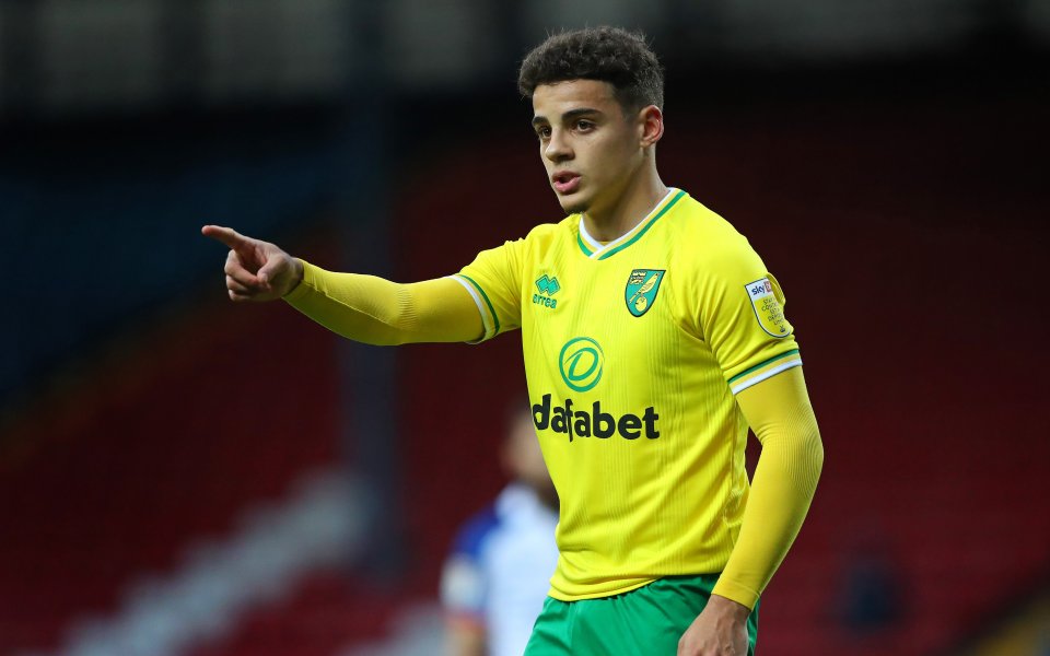 Отборът на Манчестър Юнайтед е подновил интереса си към защитника