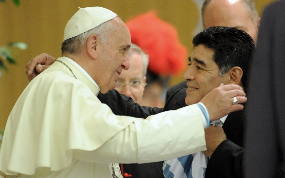 Папа Франциск показа изключително уважение към вече покойния Диего Марадона.