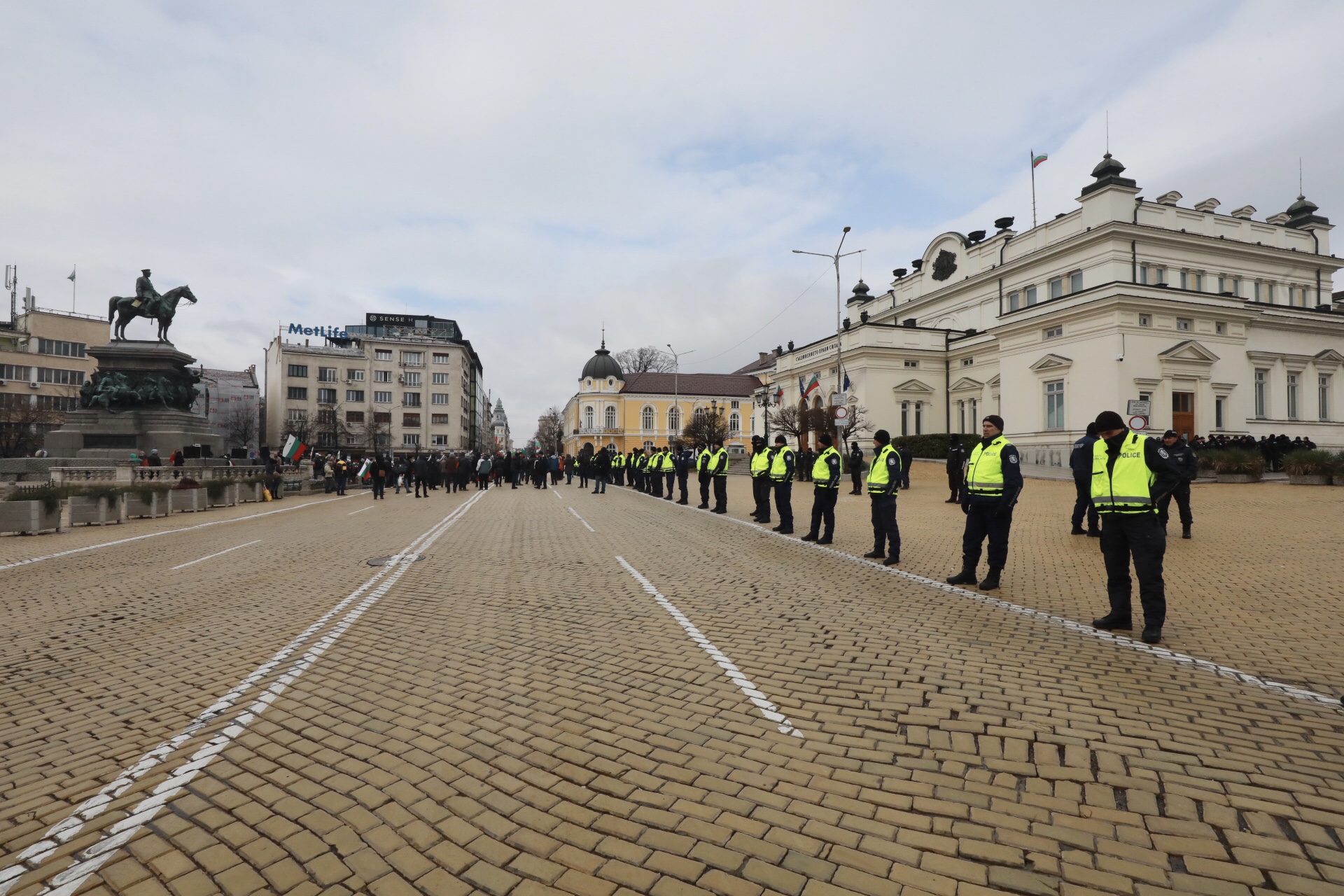 <p>В първия работен ден на депутатите: Протест на площад &quot;Народно събрание&quot;</p>