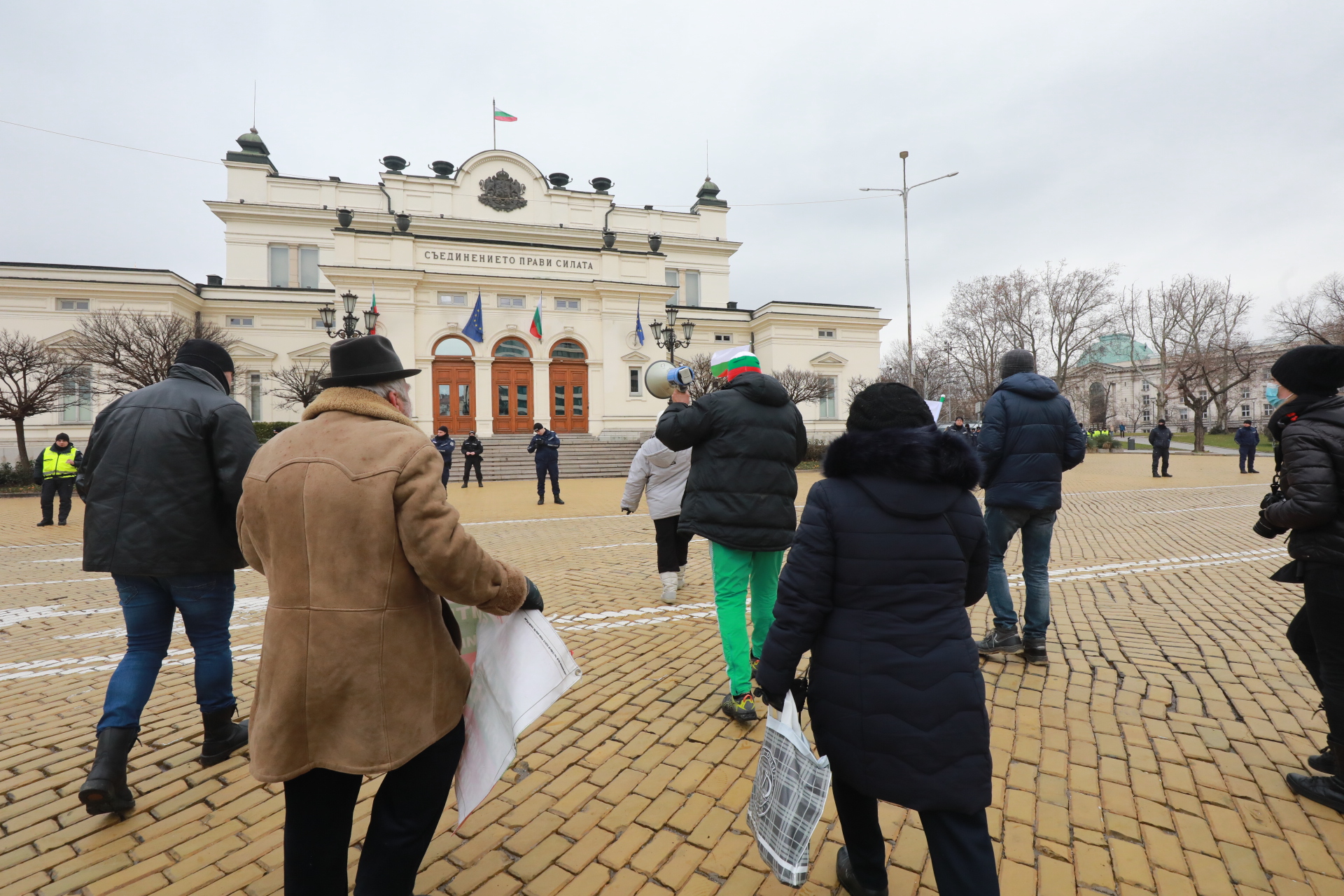 <p>В първия работен ден на депутатите: Протест на площад &quot;Народно събрание&quot;</p>