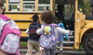 <p>Кабинетът осигурява средства за превоз на ученици и междуселищен транспорт</p>