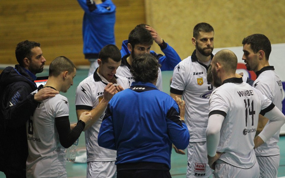 Българският волейболен национал Светослав Иванов ще продължи кариерата си в