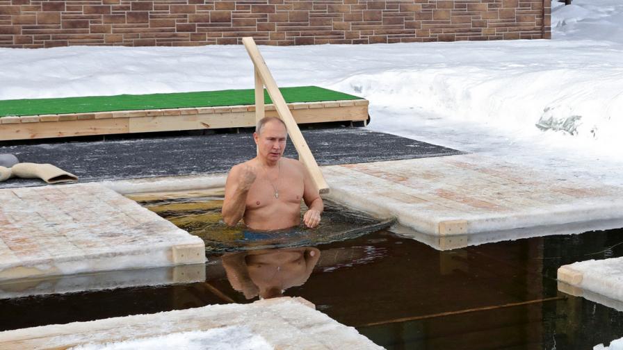 Путин се потопи в ледена вода край Москва