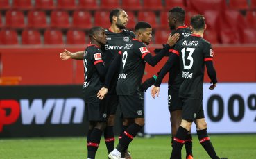 Отборите на Байер Леверкузен и Борусия Дортмунд играт при резултат