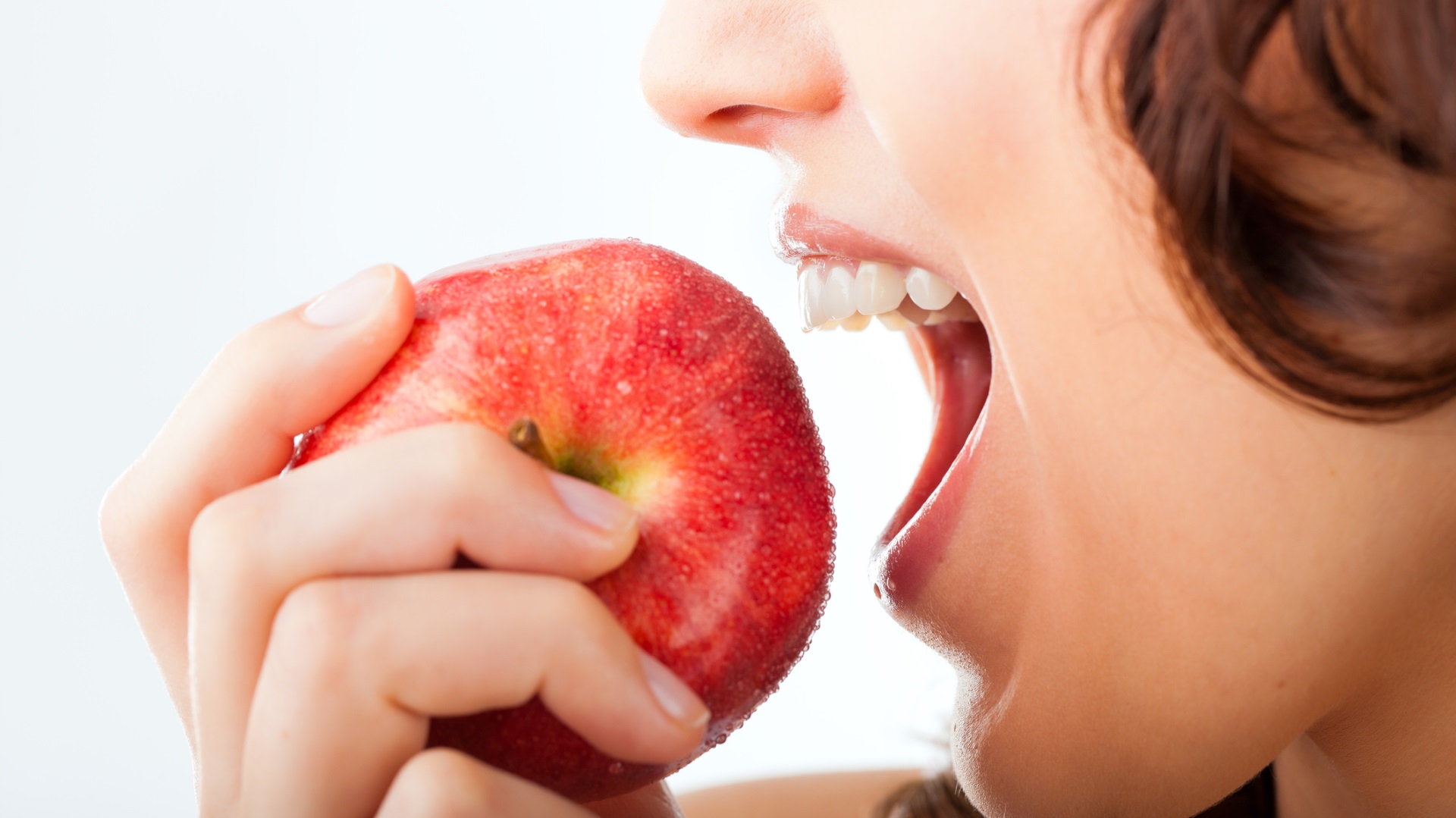 <p><strong>Може да увредите зъбите си</strong></p>

<p>Тъй като ябълките са кисели, яденето на твърде много от тях може да увреди зъбите ви повече от някои газирани напитки. Това обаче може да се избегне, ако се дъвче със задните зъби или ако се яде заедно с друга храна като лека закуска. Ако хапвате по една ябълка на ден, изобщо няма нужда да се тревожите за зъбите си.</p>