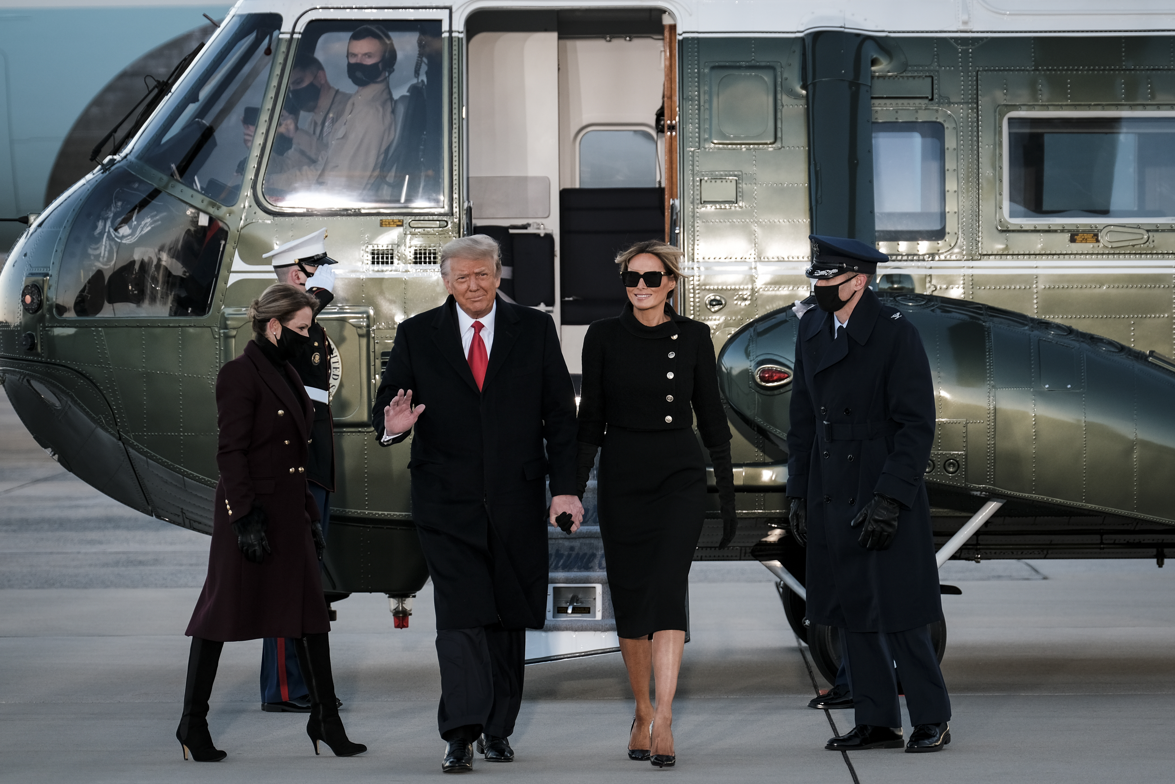 <p>Доналд Тръмп и Мелания напуснаха Белия дом, кацнаха във Флорида</p>