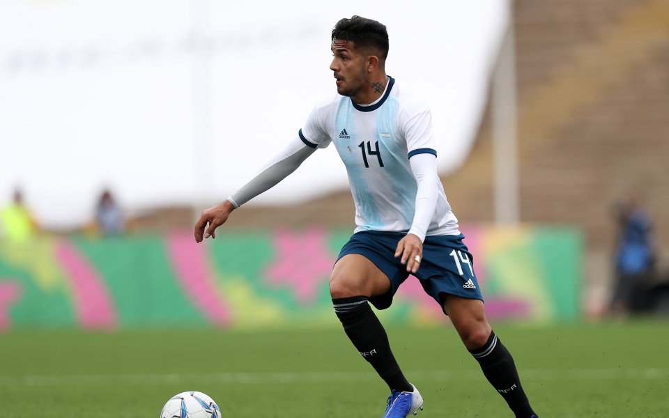 Отборът на Манчестър Юнайтед иска да подпише с централния защитник