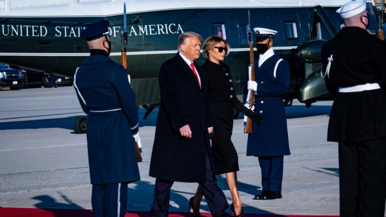 Мелания Тръмп се сбогува с Белия дом в елегантен черен тоалет