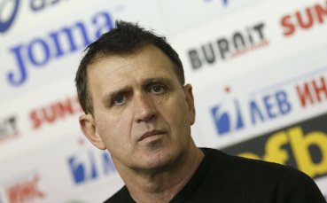 Старши треньорът на ЦСКА Бруно Акрапович и капитанът Петър Занев