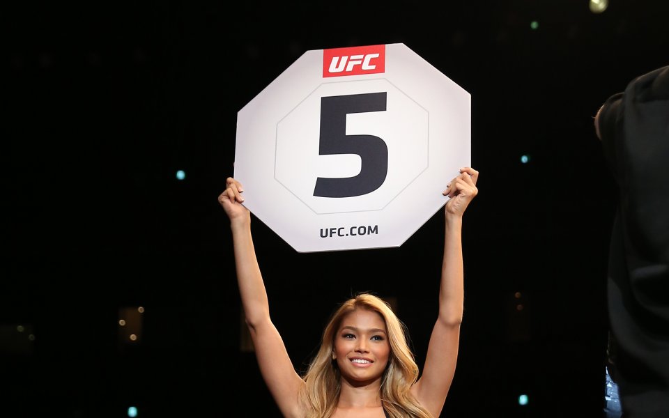 Не всички очи ще бъдат приковани към двубоя тази вечер