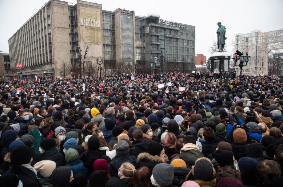 <p>Хиляди протестират в подкрепа на Навални в Русия</p>