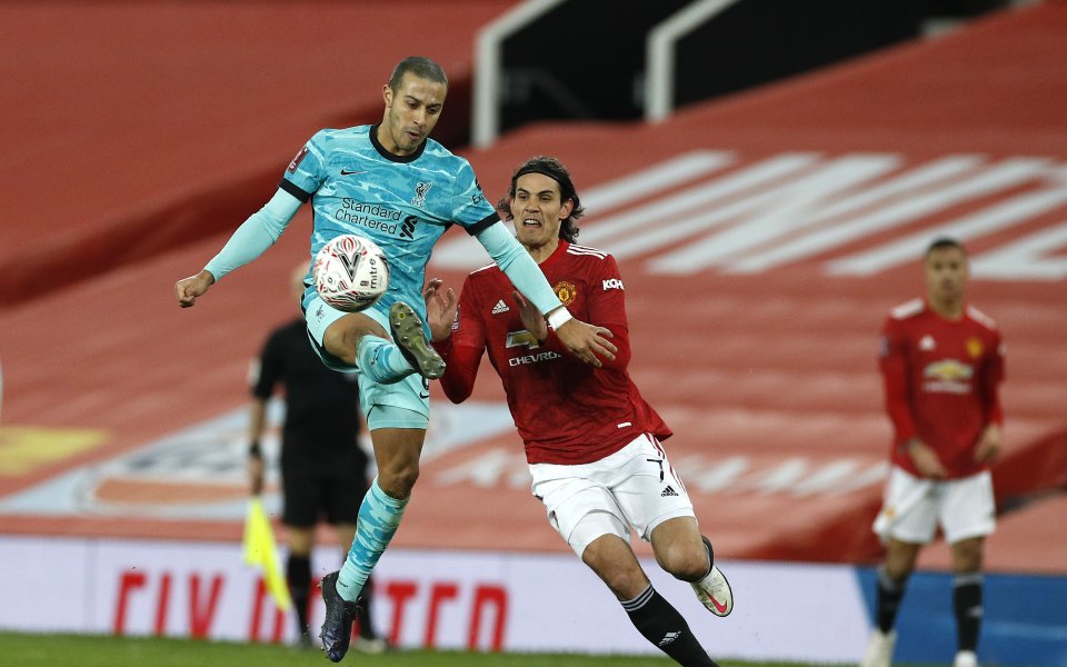 Отборите на Манчестър Юнайтед и Ливърпул играят при резултат 1:1