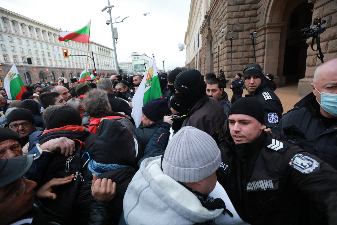 <p>200 дни протести в София срещу правителството и главния прокурор</p>