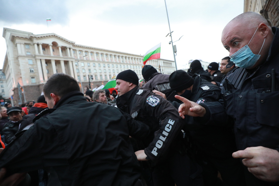 <p>200 дни протести в София срещу правителството и главния прокурор</p>
