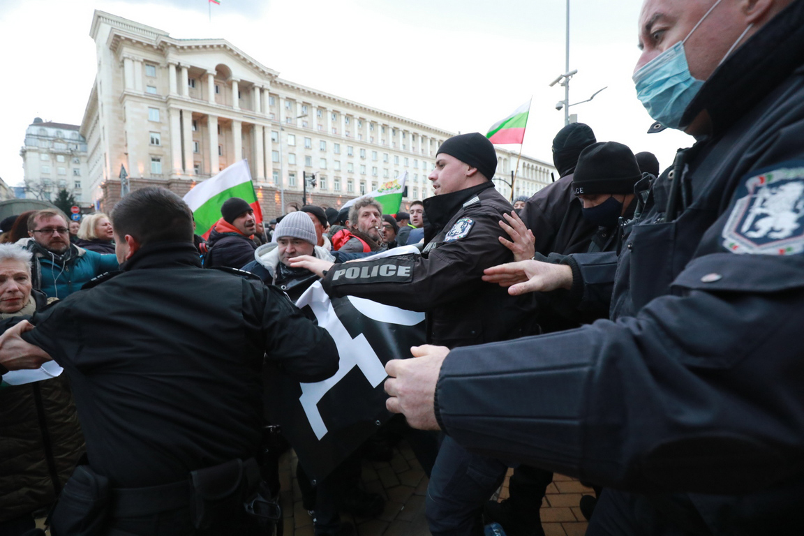 <p>200 дни протести в София срещу правителството и главния прокурор</p>