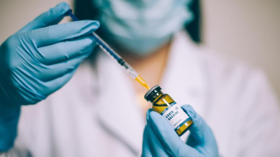 <p>Учени предлагат втората доза от ваксината на Pfizer/BioNTech да бъде забавена</p>