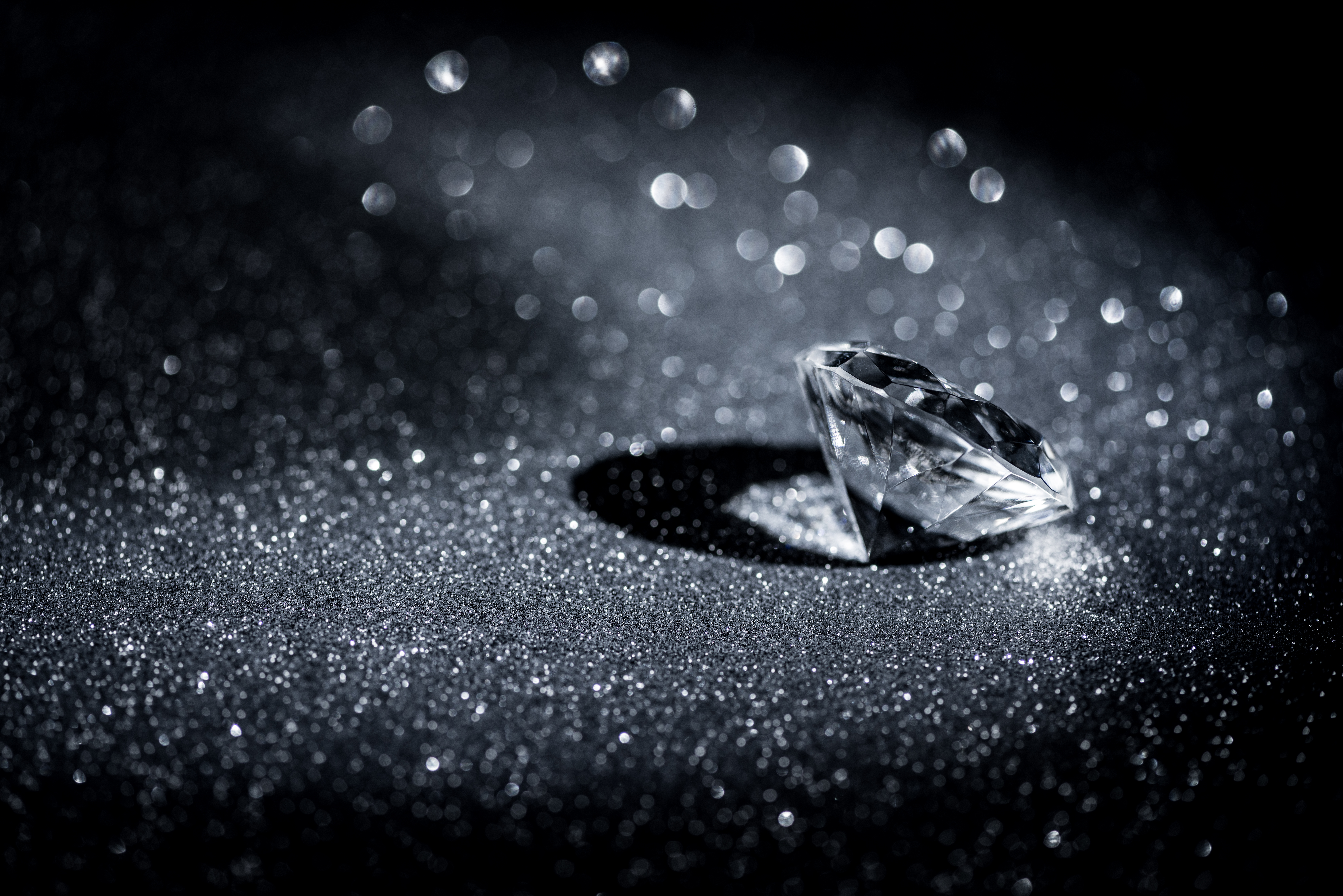 <p><strong>Флорентинският диамант</strong></p>

<p>Със своите 133 карата, флорентинският диамант е &bdquo;известен като най-големия розов скъпоценен камък в света&ldquo;. Произходът на диаманта и днешното местонахождение са неясни. През ноември 1918г. той е притежаван от кралското семейство на Хабсбургите, които се оказват от губещата страна на Първата световна война. Те депозират камъка в швейцарска банка и го поверяват на австрийски адвокат на име Бруно Щайнер, който помага на семейството да продаде голяма част от бижутата си. Не е ясно какво се случва след това. Възможно е флорентинският диамант да е преработен някъде след Първата световна и сега да бъде парчета от по-малки диаманти.</p>