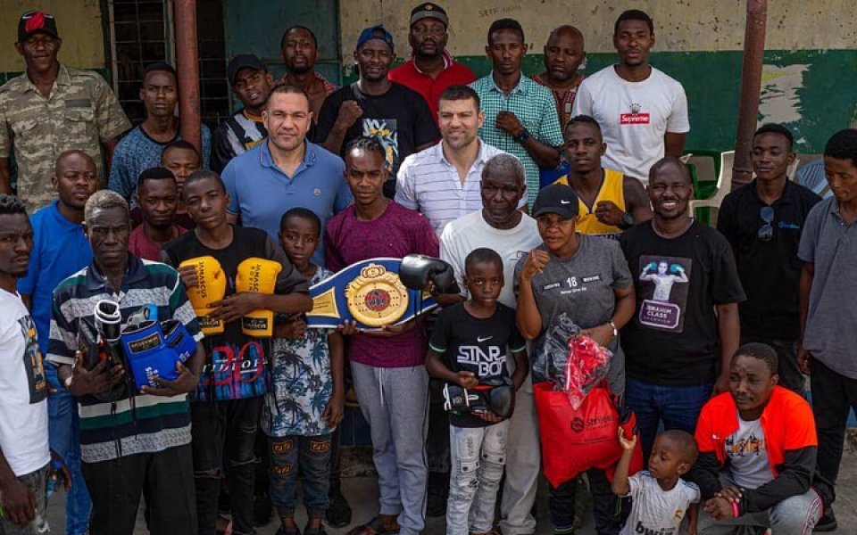 Ден след победата на Тервел Пулев над Викапита Мероро, братя