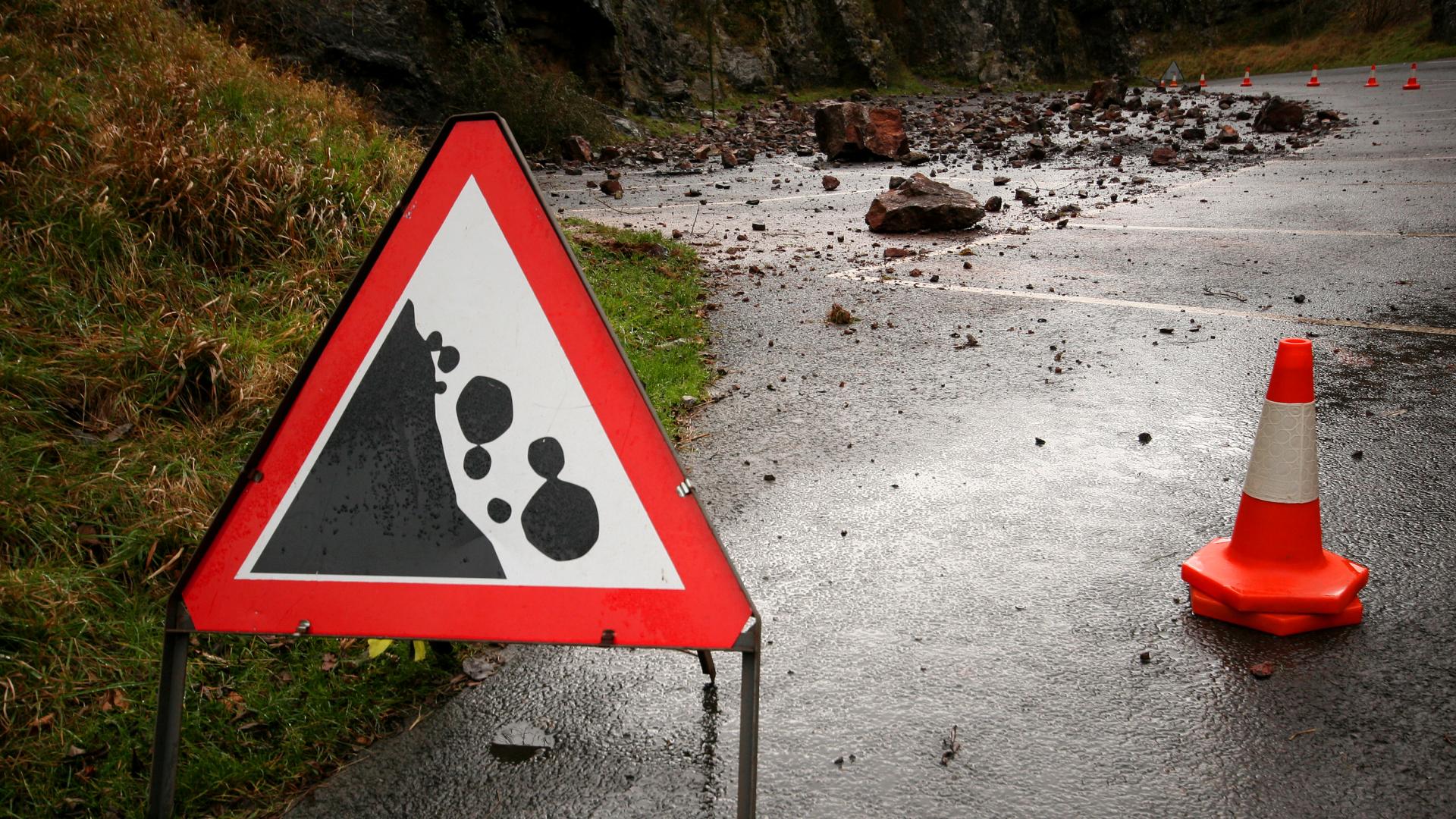 Паднали камъни от хълма Трапезица затвориха пътя на изхода на