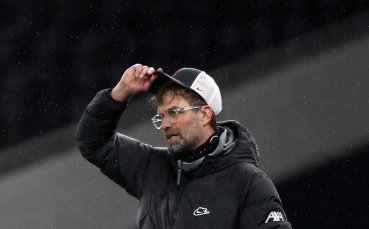 Стадион Анфийлд осъмна с послание в подкрепа на мениджъра на