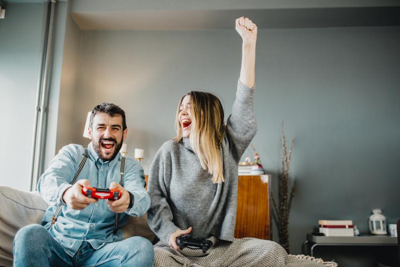 <p><strong>Играйте онлайн игри с друга двойка </strong></p>

<p>Вашите приятели вероятно също се опитват да измислят какво да правят на Свети Валентин у дома. Така че защо не се обединете се с тях за една вълнуваща виртуална нощ на игри, смях и положителни емоции!</p>