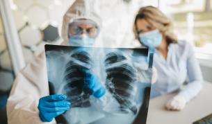 Двойните маски намаляват риска от зараза с ковид-19