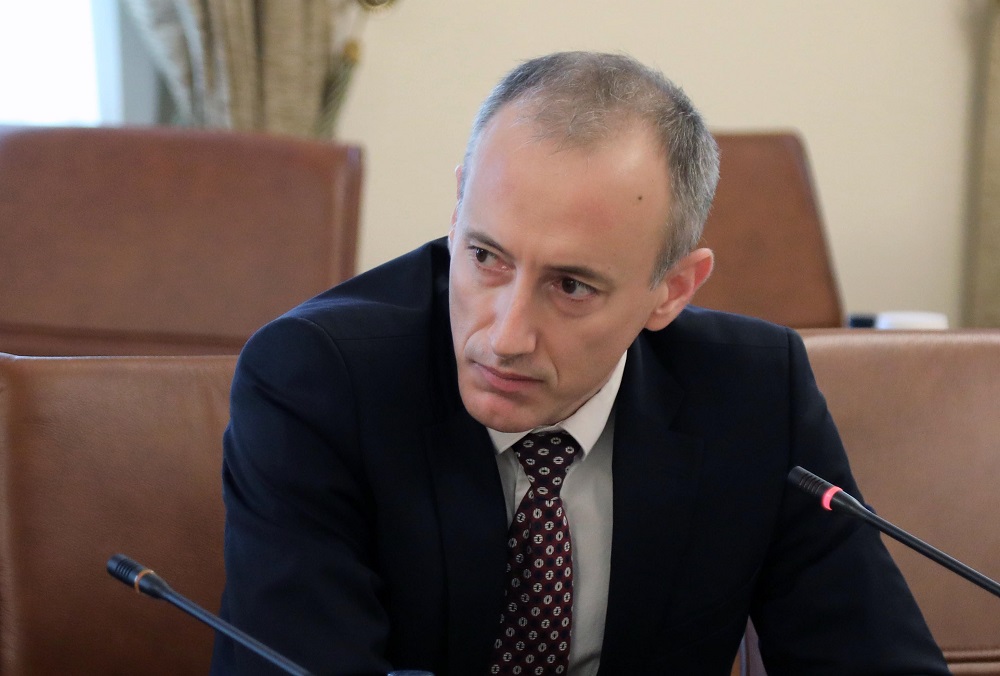 Министър Вълчев: Таксита и доброволци са готови до превозват зрелостници за матурите