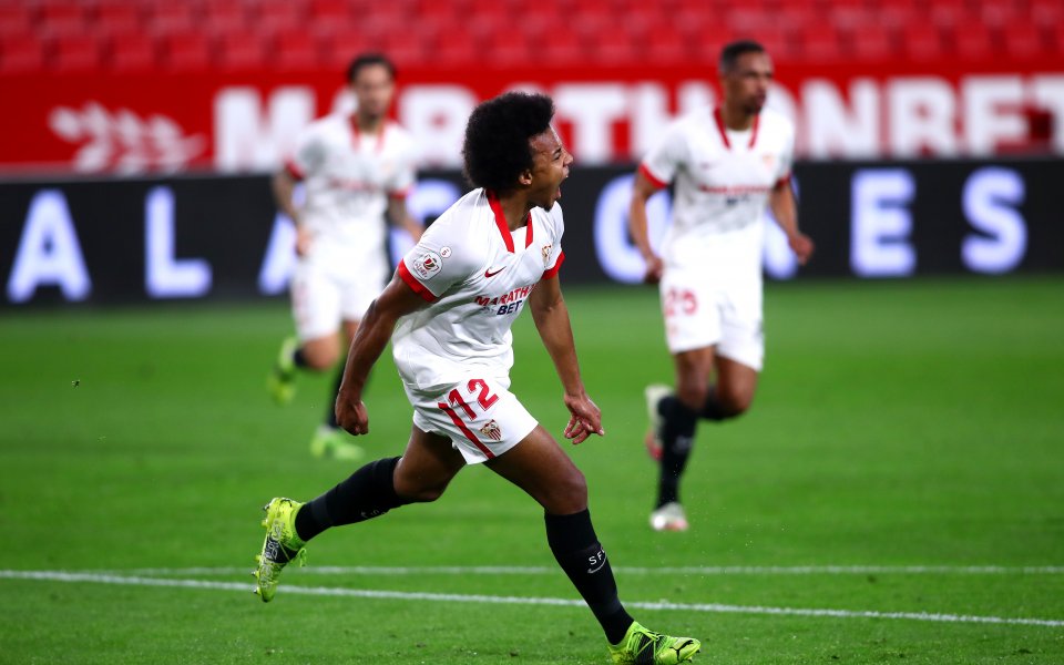 Отборът на Манчестър Юнайтед продължава да следи защитника на Севиля