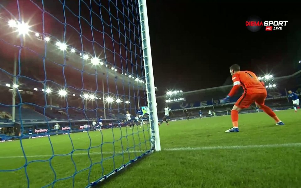 В 36-та минута, след грешка при изнасянето на топката за