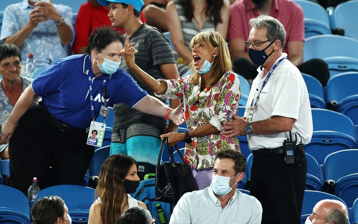 Почерпена фенка предизвика скандал, показвайки средни пръсти на Надал (видео + галерия)