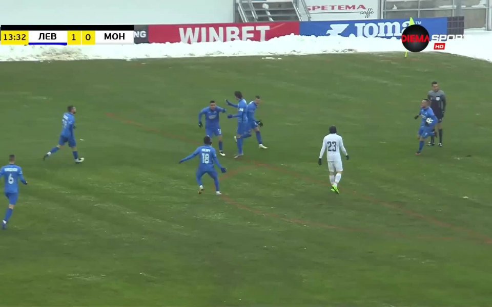 В 14-ата минута Левски откри резултата Найджъл Робърта изведе отлично